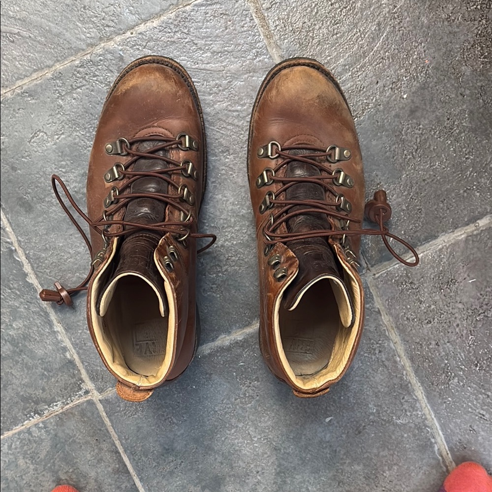Brown Rugged Outdoor Boots with Leather Material and Lace-Up Design